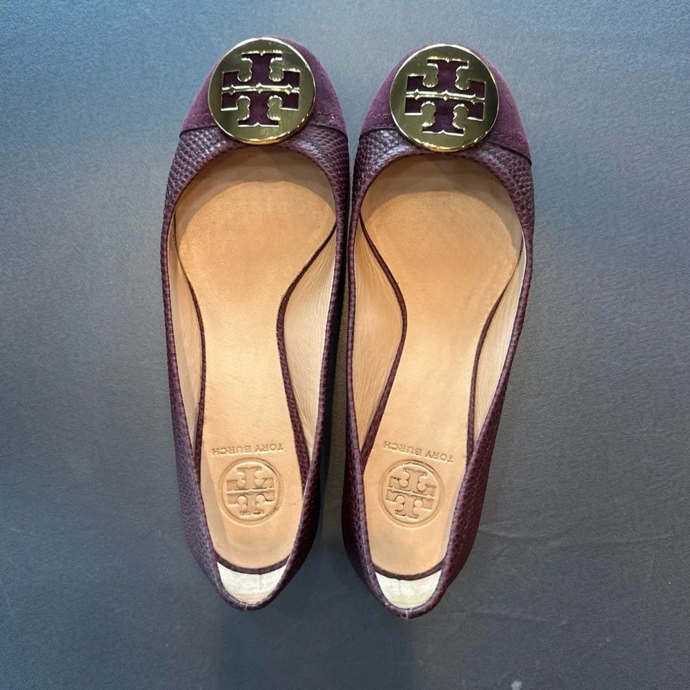 Tory Burch Reva Suede Leather Logo Flats Burgundy Gold Medallion Size 8 - Picture 3 of 7
